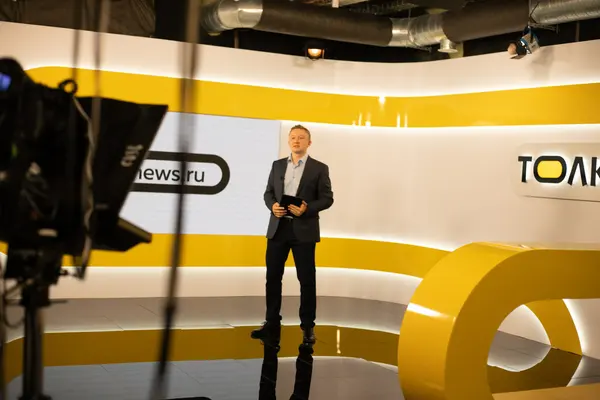 Ведущий телеканала ТОЛК в студии перед камерой