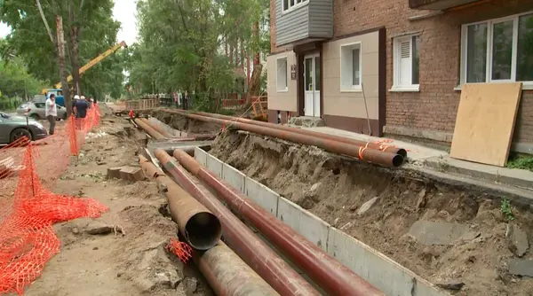 Ремонт теплотрассы возле жилого дома