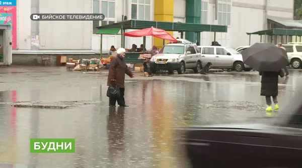 Телевизионный сюжет о подтопленной городской улице
