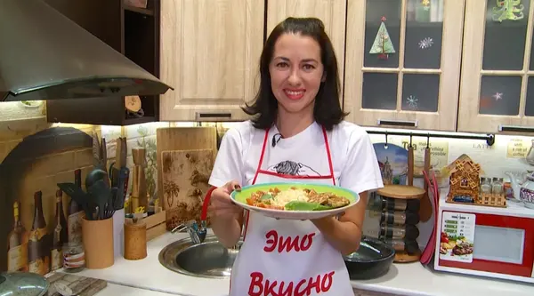 Героиня кулинарной рубрики с приготовленным блюдом