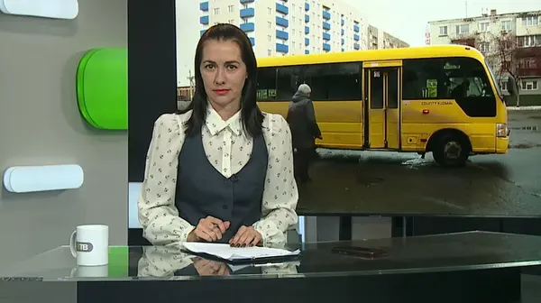 Ведущая новостей Бийского телевидения в студии